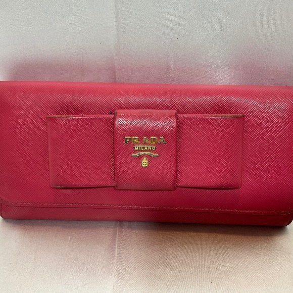 Prada pink leather wallet with Bow detail and gold hardware    52-B6c - Picture 1 of 9